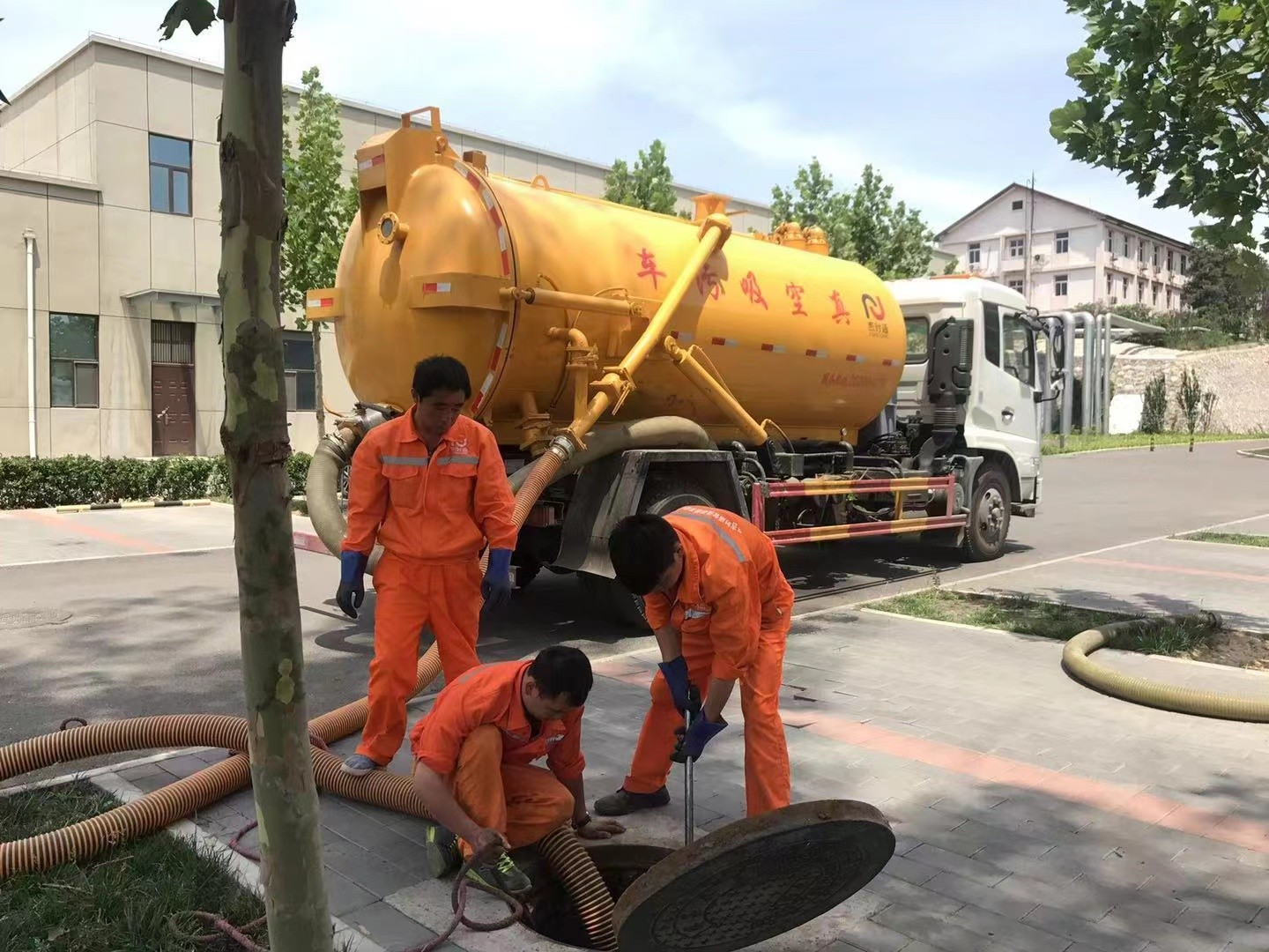 前进化粪池清理与5-8吨吸粪车施工效率分析